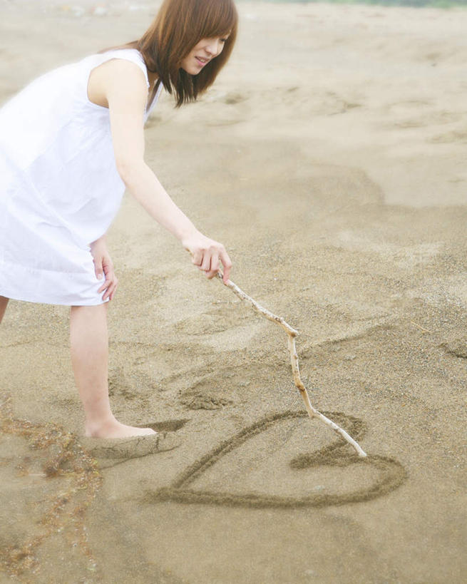 东方人,头发,一个人,站,笑,摸,微笑,露齿笑,竖图,俯视,室外,白天,裙子,爱情,旅游,度假,沙滩,亚洲,仅一个年轻女性,仅一个女性,仅一个人,抚摸,弯腰,握,阴影,连衣裙,爱心,光线,沙子,影子,海岸,沙地,浪漫,拿,拿着,注视,黄种人,娱乐,画,一个,白色,黑色,阳光,低头,观察,看,站着,享受,休闲,温暖,温馨,心形,恩爱,放松,握着,单个,观看,和睦,察看,关注,沙画,弯身,年轻女性,女人,女性,亚洲人,心型,长发,海滩,触摸,接触,站立,半身,彩图,高角度拍摄,融洽