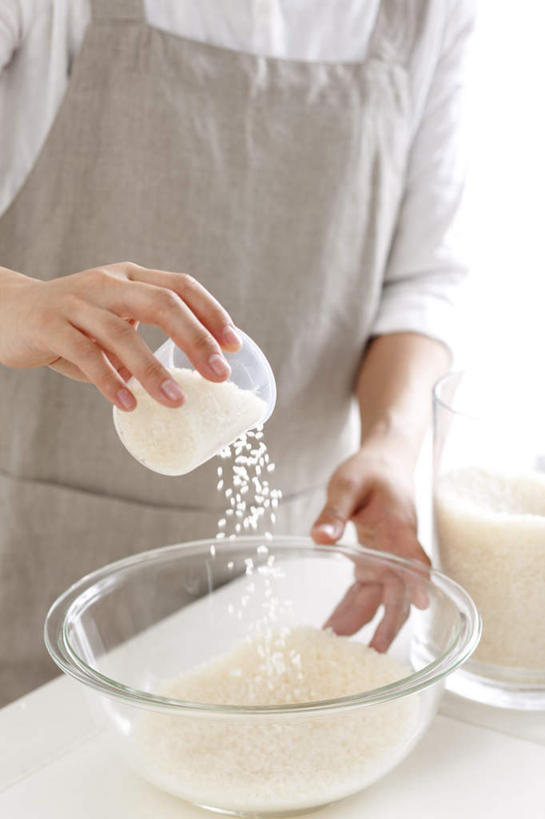 东方人,头发,一个人,站,举,笑,摸,微笑,露齿笑,竖图,俯视,室内,白天,烹饪,厨房,柜子,杯子,餐具,厨具,亚洲,仅一个年轻女性,仅一个女性,仅一个人,一堆,抚摸,握,阴影,堆叠,堆积,服装,光线,碟子,工具,盘,围裙,影子,墙,谷类,谷物,米,拿,拿着,扭头,注视,休闲装,黄种人,干净,大米,墙壁,墙面,衣服,白色,黑色,灰色,阳光,盘子,水杯,橱柜,碟,观察,看,托,站着,转头,休闲,休闲服,握着,服饰,观看,堆,察看,卫生,关注,烹饪用具,年轻女性,女人,女性,亚洲人,长发,茶杯,烹调用具,洗涤用具,触摸,接触,举起,举手,举着,烹调,洗涤,向上举,向上伸,向上托,站立,半身,彩图,高角度拍摄,灶间