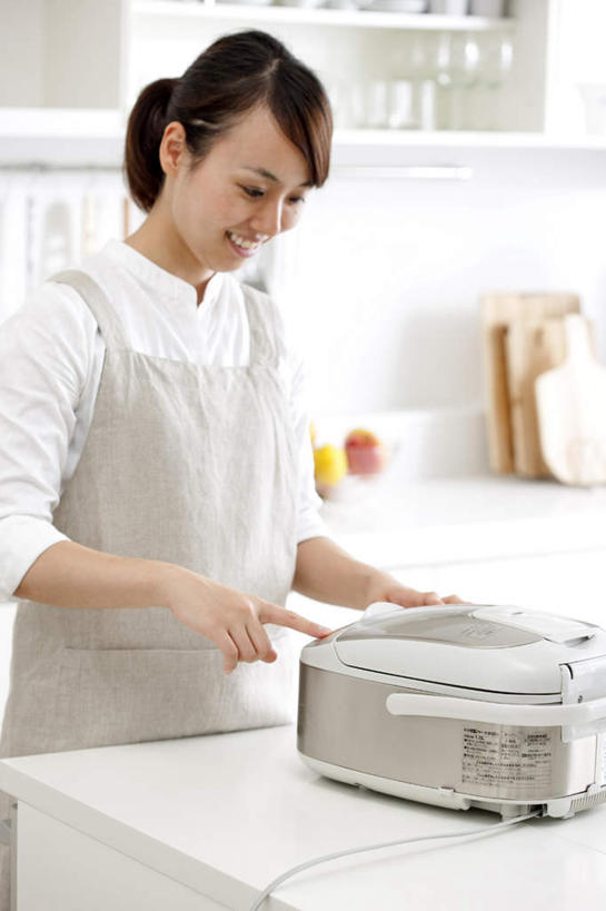 东方人,头发,一个人,站,笑,摸,微笑,露齿笑,竖图,俯视,室内,白天,烹饪,厨房,柜子,厨具,亚洲,仅一个年轻女性,仅一个女性,仅一个人,抚摸,握,阴影,服装,光线,电器,围裙,影子,灶头,拿,拿着,注视,休闲装,黄种人,一个,衣服,白色,黑色,灰色,阳光,橱柜,低头,观察,看,站着,休闲,休闲服,握着,服饰,单个,观看,察看,操作,家电,家用电器,关注,电饭锅,电饭煲,炊具,烹饪用具,电锅,年轻女性,女人,女性,亚洲人,烹调用具,触摸,接触,烹调,站立,半身,彩图,高角度拍摄,灶间,小家电