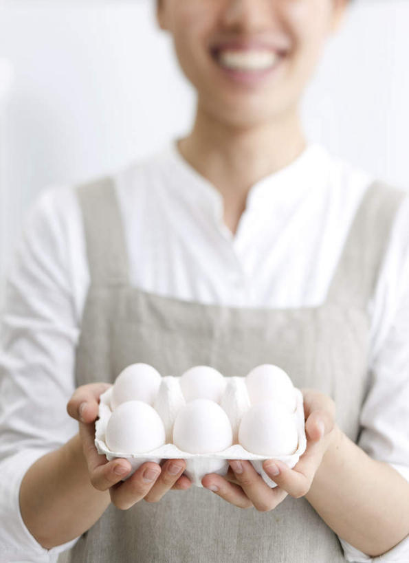 东方人,头发,一个人,站,捧,笑,摸,微笑,露齿笑,竖图,室内,白天,正面,厨房,柜子,亚洲,仅一个年轻女性,仅一个女性,仅一个人,一排,许多,抚摸,握,阴影,服装,环保,整齐,光线,蛋格,围裙,影子,蛋,鸡蛋,灶头,拿,拿着,注视,休闲装,黄种人,排列,衣服,白色,黑色,灰色,阳光,橱柜,观察,看,站着,休闲,休闲服,握着,服饰,观看,回收,资源,察看,队列,关注,利用,低碳,鸡蛋盒,循环,鸡蛋格,蛋托,蛋盒,卵,年轻女性,女人,女性,亚洲人,触摸,端,端着,接触,捧着,手捧,站立,半身,彩图,灶间