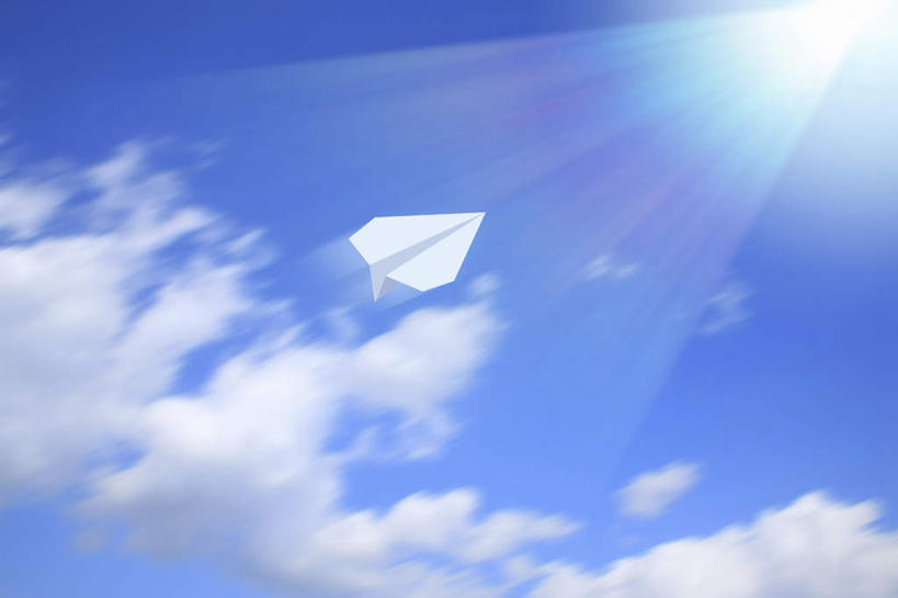 无人,横图,室内,白天,仰视,数码,科技,太阳,飞机,阴影,漂浮,艺术,飞行,光线,网络,影子,折纸,纸艺,手工艺品,云,云朵,半空,高光,几何,计算机图形,合成,云彩,文化,一个,蓝色,白云,蓝天,天空,阳光,工艺品,天,单个,纸飞机,电脑合成图,数码合成图,高雅,写实,具体,具象,工艺折纸,自信心,品位,炫光,彩图,低角度拍摄