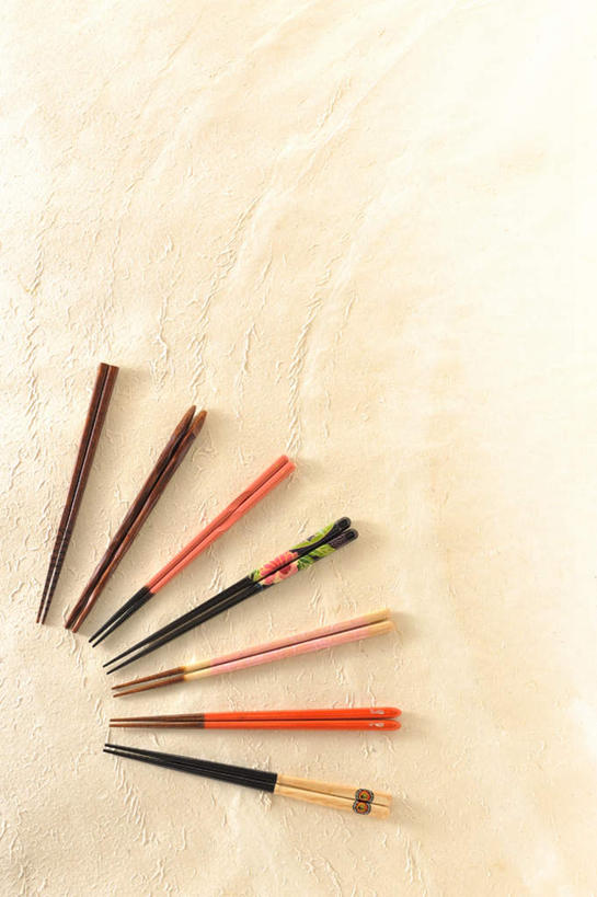 无人,竖图,俯视,室内,特写,白天,桌面,一排,许多,阴影,整齐,围绕,光线,笔,影子,办公用品,圆珠笔,文具,排列,红色,蓝色,绿色,阳光,学习用品,扇形,摄影,影棚,文具用品,队列,彩图,高角度拍摄,影棚拍摄,拍摄