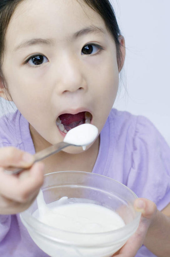 牛奶,东方人,儿童,头发,一个人,站,笑,吃,微笑,露齿笑,竖图,俯视,室内,特写,白天,白色背景,纯洁,餐具,亚洲,仅一个女性,仅一个人,握,服装,碟子,盘,勺子,饮品,一杯,营养,拿,拿着,注视,休闲装,黄种人,酸奶,饮料,一个,小孩,衣服,紫色,黑色,盘子,调羹,碟,汤匙,观察,看,站着,张嘴,仅一个小孩,休闲,休闲服,可爱,童年,童趣,握着,摄影,服饰,影棚,单个,观看,察看,乳制品,奶,关注,发酵,张大嘴巴,童真,烂漫,无邪,优格,优酪乳,天真,女孩,女人,女性,亚洲人,孩子,长发,张开嘴,嚼,食,站立,半身,彩图,高角度拍摄,影棚拍摄,拍摄,女生