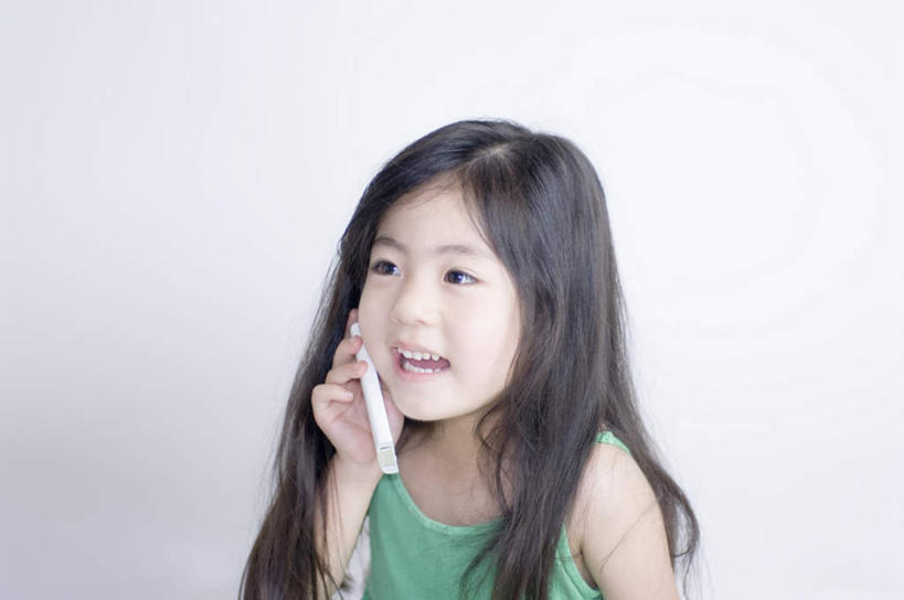 东方人,儿童,头发,一个人,站,笑,说,打电话,微笑,露齿笑,横图,室内,特写,白天,白色背景,正面,讨论,纯洁,电话,手机,亚洲,仅一个女性,仅一个人,握,服装,墙,拿,听,拿着,注视,休闲装,黄种人,通讯设备,墙壁,墙面,小孩,衣服,绿色,黑色,观察,看,站着,张嘴,仅一个小孩,休闲,休闲服,可爱,童年,童趣,握着,摄影,服饰,影棚,观看,察看,关注,张大嘴巴,童真,烂漫,无邪,一部,交流,天真,女孩,女人,女性,亚洲人,孩子,长发,张开嘴,沟通,讲话,交谈,商讨,说话,谈话,通话,站立,半身,彩图,影棚拍摄,拍摄,女生