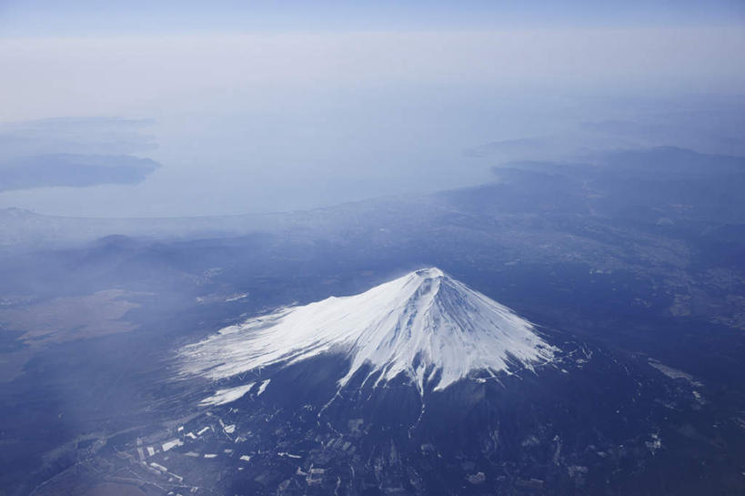 无人,横图,俯视,航拍,室外,白天,旅游,度假,火山,美景,山,山脉,雾,富士山,静冈县,日本,亚洲,阴影,朦胧,模糊,光线,影子,景观,山峰,云,云朵,山峦,云彩,娱乐,蓝色,白云,蓝天,天空,阳光,自然,群山,天,享受,休闲,景色,放松,迷雾,鸟瞰,自然风光,东亚,本州,本州岛,日本国,中部地方,静冈,山梨,山梨县,活火山,死火山,休眠火山,大雾,彩图,高角度拍摄