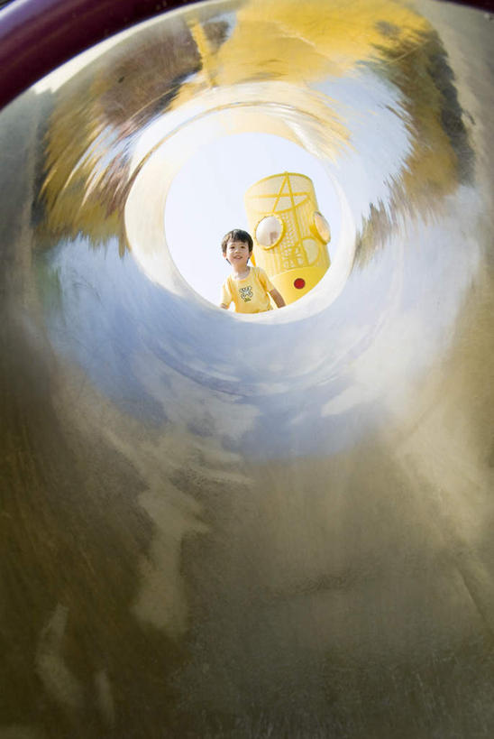 东方人,儿童,一个人,站,笑,微笑,露齿笑,竖图,室外,白天,仰视,旅游,度假,游戏,纯洁,美景,游乐场,玩具,亚洲,仅一个男性,仅一个人,弯腰,阴影,服装,光线,影子,景观,玩,注视,休闲装,黄种人,娱乐,运动器械,小孩,衣服,黄色,蓝色,蓝天,天空,阳光,自然,天,低头,观察,看,站着,仅一个小孩,享受,休闲,休闲服,滑滑梯,滑梯,景色,放松,可爱,童年,童趣,益智,服饰,观看,活动,察看,发泄,关注,消遣,智力,自然风光,童真,烂漫,无邪,宣泄,弯身,天真,男孩,男人,男性,亚洲人,孩子,玩耍,嬉戏,站立,半身,彩图,低角度拍摄,男生