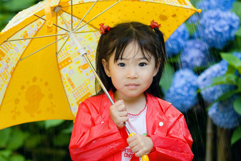 东方人,儿童,头发,一个人,站,举,笑,微笑,露齿笑,横图,室外,白天,正面,旅游,度假,纯洁,草地,草坪,植物,叶子,亚洲,仅一个女性,仅一个人,一把,许多,握,服装,盛开,伞,雨伞,绿叶,拿,花蕾,拿着,注视,休闲装,黄种人,娱乐,阳伞,草,花,花瓣,花朵,鲜花,树,树木,小孩,衣服,黄色,红色,绿色,紫色,黑色,自然,花苞,花蕊,观察,看,托,站着,仅一个小孩,享受,休闲,休闲服,嫩叶,放松,可爱,童年,童趣,握着,服饰,生长,成长,观看,察看,关注,童真,烂漫,无邪,天真,女孩,女人,女性,亚洲人,孩子,叶,叶片,举起,举手,举着,向上举,向上伸,向上托,站立,半身,彩图,女生