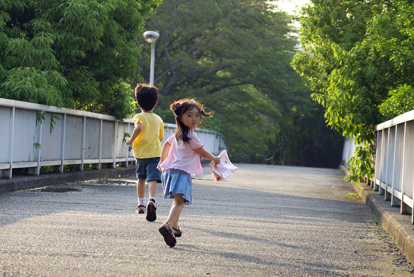 东方人,儿童,头发,两个人,伙伴,朋友,栏杆,站,跑,笑,摸,微笑,露齿笑,横图,室外,白天,锻炼,旅游,度假,友谊,纯洁,运动,草地,草坪,树林,植物,道路,路,亚洲,抚摸,握,阴影,服装,光线,影子,围栏,小路,交通,拿,拿着,扭头,注视,休闲装,黄种人,娱乐,护栏,草,树,树木,小孩,背面,衣服,粉色,黄色,绿色,黑色,阳光,自然,观察,看,站着,转头,享受,休闲,休闲服,放松,可爱,童年,童趣,握着,服饰,乡间小路,生长,成长,观看,察看,关注,童真,烂漫,无邪,体育,天真,友情,男孩,男人,男性,女孩,女人,女性,亚洲人,触摸,接触,跑步,站立,彩图,全身,健身,男生,女生