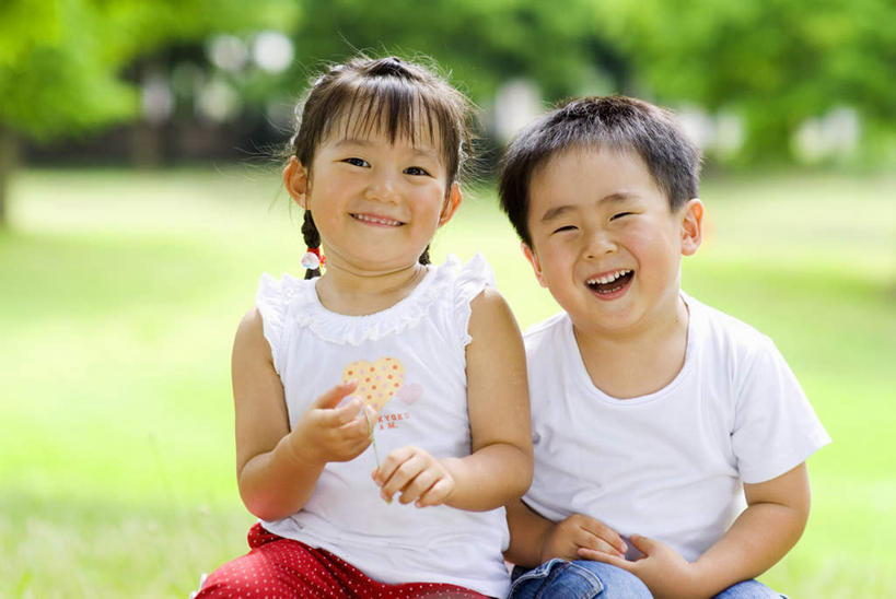 东方人,儿童,两个人,伙伴,朋友,坐,笑,摸,微笑,露齿笑,横图,室外,白天,正面,旅游,度假,友谊,纯洁,草地,草坪,树林,植物,亚洲,抚摸,阴影,服装,朦胧,模糊,光线,影子,注视,休闲装,黄种人,娱乐,草,树,树木,小孩,衣服,绿色,白色,阳光,自然,观察,看,张嘴,享受,休闲,休闲服,放松,可爱,童年,童趣,服饰,生长,成长,观看,察看,关注,张大嘴巴,童真,烂漫,无邪,天真,友情,男孩,男人,男性,女孩,女人,女性,亚洲人,张开嘴,触摸,接触,坐着,半身,彩图,男生,女生