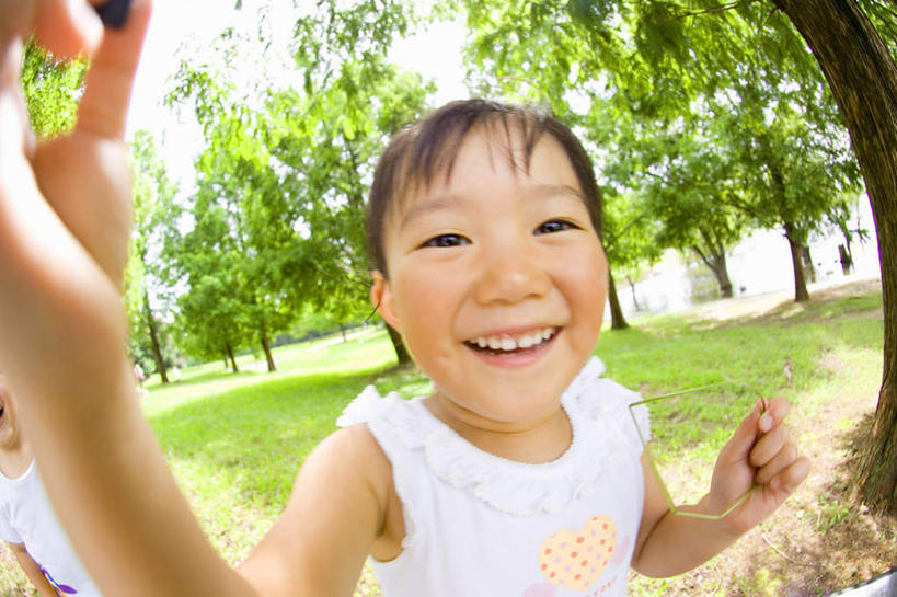 东方人,儿童,一个人,站,举,笑,微笑,露齿笑,横图,室外,白天,正面,广角镜头,鱼眼镜头,纯洁,草地,草坪,美景,树林,植物,亚洲,仅一个女性,仅一个人,许多,握,景观,拿,拿着,注视,黄种人,草,树,树木,小孩,蓝色,绿色,蓝天,天空,自然,天,观察,看,托,站着,仅一个小孩,景色,可爱,童年,童趣,握着,生长,晴朗,成长,观看,察看,关注,自然风光,童真,烂漫,无邪,万里无云,天真,女孩,女人,女性,亚洲人,孩子,晴空,晴空万里,举起,举手,举着,向上举,向上伸,向上托,站立,半身,彩图,女生