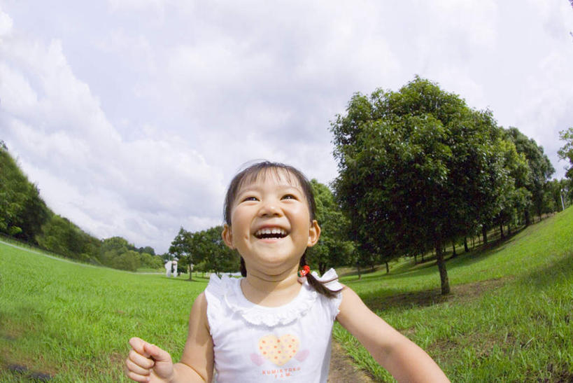 东方人,儿童,一个人,家,坐,举,笑,微笑,露齿笑,横图,室外,白天,正面,广角镜头,鱼眼镜头,纯洁,草地,草坪,植物,亚洲,仅一个女性,仅一个人,阴影,光线,影子,房屋,屋子,云,云朵,云彩,注视,黄种人,楼房,住宅,草,树,树木,小孩,蓝色,绿色,白云,蓝天,天空,阳光,自然,天,观察,看,托,仅一个小孩,可爱,童年,童趣,生长,晴朗,成长,观看,察看,关注,童真,烂漫,无邪,天真,女孩,女人,女性,亚洲人,孩子,晴空,举起,举手,举着,抬头,向上举,向上伸,向上托,仰头,坐着,半身,彩图,房子,女生