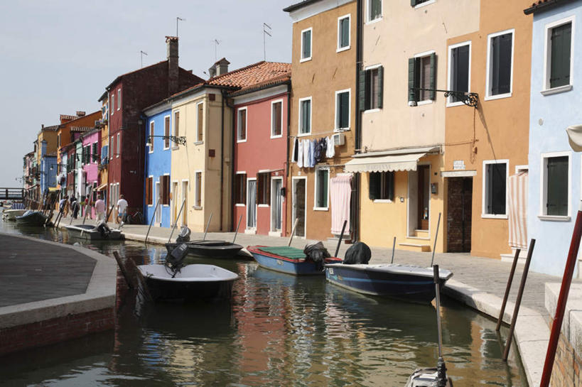 西方人,家,走,横图,室外,白天,仰视,度假,美景,城市风光,城市,道路,路,公路,船,意大利,欧洲,威尼斯,欧洲人,行人,阴影,光线,影子,房屋,屋子,景观,游艇,交通,许多人,娱乐,楼房,住宅,蓝色,蓝天,天空,阳光,交通工具,天,一群人,享受,休闲,景色,放松,晴朗,运河,南欧,载具,万里无云,意大利共和国,布拉诺岛,白种人,晴空,晴空万里,马路,步行,散步,走路,彩图,低角度拍摄,全身,房子