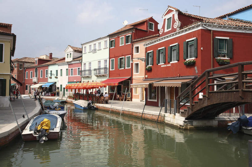 西方人,家,走,横图,俯视,室外,白天,度假,美景,城市风光,城市,道路,路,公路,船,意大利,欧洲,威尼斯,欧洲人,行人,阴影,光线,影子,房屋,屋子,景观,游艇,交通,许多人,娱乐,楼房,住宅,蓝色,蓝天,天空,阳光,交通工具,天,一群人,享受,休闲,景色,放松,晴朗,运河,南欧,载具,万里无云,意大利共和国,布拉诺岛,白种人,晴空,晴空万里,马路,步行,散步,走路,彩图,高角度拍摄,全身,房子