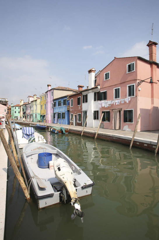 西方人,家,走,竖图,俯视,室外,白天,度假,石头,美景,城市风光,城市,道路,路,公路,船,意大利,欧洲,威尼斯,欧洲人,行人,阴影,光线,石子,影子,房屋,屋子,景观,桥,游艇,交通,许多人,娱乐,石桥,楼房,拱桥,住宅,栈桥,蓝色,蓝天,天空,阳光,交通工具,天,一群人,享受,休闲,景色,放松,拱形,晴朗,人行桥,石拱桥,运河,南欧,载具,万里无云,意大利共和国,布拉诺岛,白种人,石块,晴空,晴空万里,马路,步行,散步,走路,彩图,高角度拍摄,全身,房子