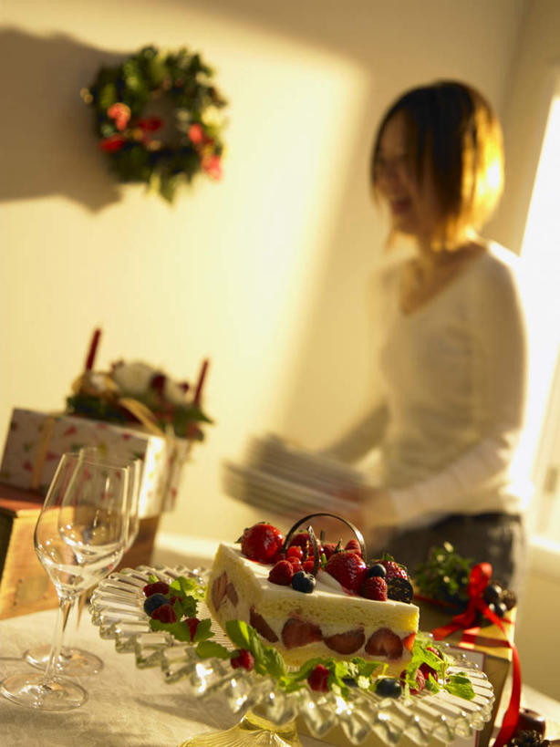 点心,东方人,一个人,站,笑,微笑,露齿笑,竖图,室内,白天,侧面,桌子,草莓,浆果,蜡烛,礼盒,礼物,亚洲,仅一个年轻女性,仅一个女性,仅一个人,握,阴影,朦胧,模糊,装饰,光线,花环,火焰,影子,纸盒,烛光,墙,食品,燃烧,拿,拿着,黄种人,文化,墙壁,墙面,盒子,食物,糕点,阳光,包装盒,礼品盒,生日蛋糕,点燃,祈祷,站着,握着,许愿,礼品,纪念,华丽,修饰,祈求,圣诞花环,点缀,衬托,美观,雅致,雅观,圣诞圈,平安,年轻女性,女人,女性,亚洲人,洋莓,水果皇后,红莓,地莓,站立,半身,彩图,蛋糕