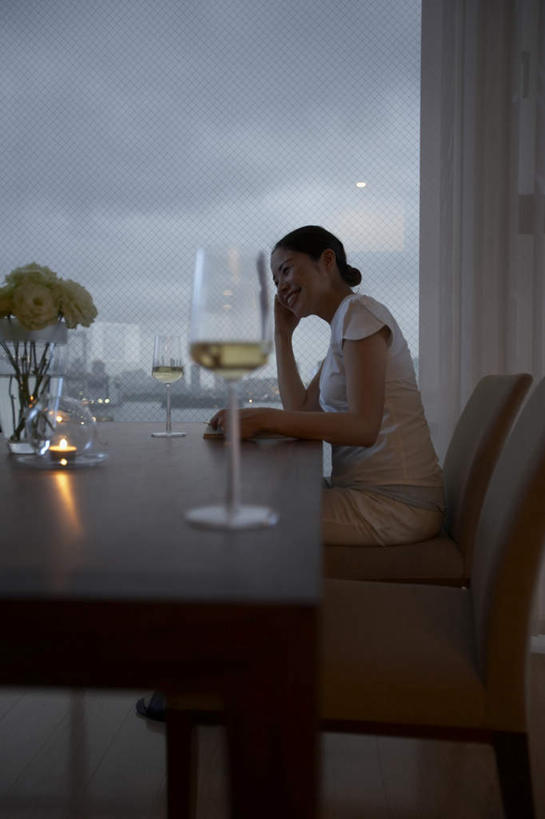 东方人,一个人,客厅,坐,笑,打电话,微笑,露齿笑,竖图,室内,白天,侧面,T恤衫,植物,餐桌,窗户,落地窗,桌子,杯子,电话,花瓶,手机,亚洲,仅一个年轻女性,仅一个女性,仅一个人,服装,盛开,高脚杯,云,云朵,红酒杯,拿,T恤,云彩,拿着,注视,休闲装,黄种人,通讯设备,玻璃窗,玻璃制品,花,花瓣,花朵,花卉,鲜花,两朵,衣服,蓝色,绿色,白色,黑色,白云,蓝天,天空,玻璃瓶,酒杯,瓶子,天,花蕊,观察,看,休闲,休闲服,服饰,餐台,观看,察看,起居室,关注,交流,年轻女性,女人,女性,亚洲人,长发,玻璃杯,沟通,通话,坐着,半身,彩图