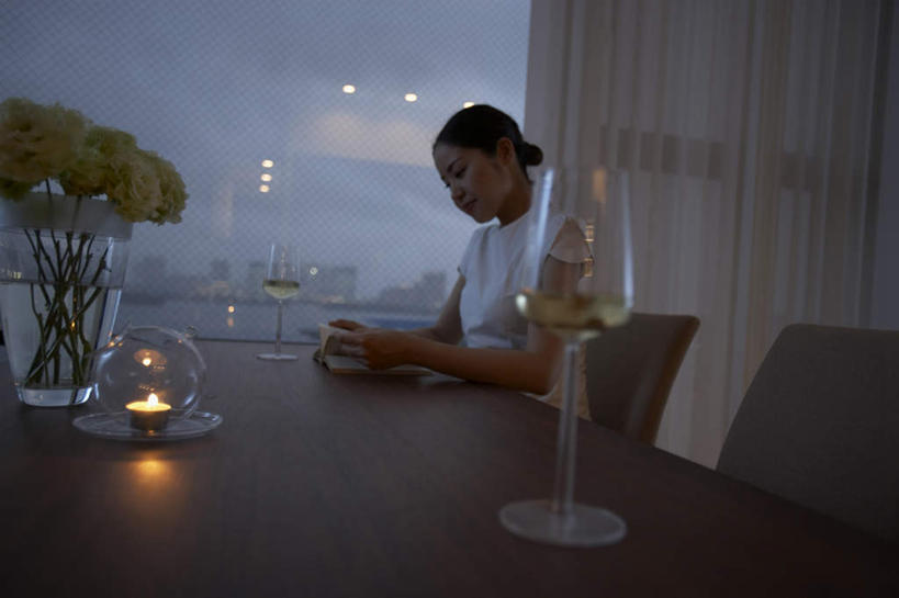 东方人,一个人,客厅,坐,横图,室内,白天,侧面,T恤衫,看书,阅读,植物,餐桌,桌子,花瓶,蜡烛,书籍,亚洲,仅一个年轻女性,仅一个女性,仅一个人,四朵,学习,阴影,服装,盛开,光线,火焰,影子,烛光,燃烧,拿,T恤,拿着,注视,休闲装,黄种人,玻璃制品,花,花瓣,花朵,花卉,鲜花,衣服,绿色,白色,黑色,玻璃瓶,瓶子,书本,花蕊,点燃,观察,看,休闲,休闲服,读书,浏览,服饰,餐台,观看,察看,起居室,关注,年轻女性,女人,女性,亚洲人,长发,书,图书,坐着,半身,彩图