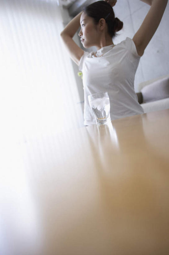 东方人,一个人,客厅,坐,举,竖图,室内,白天,正面,T恤衫,餐桌,窗帘,桌子,亚洲,仅一个年轻女性,仅一个女性,仅一个人,服装,朦胧,模糊,装饰,T恤,注视,休闲装,黄种人,衣服,黑色,帘子,观察,看,托,休闲,休闲服,遮阳,服饰,餐台,观看,华丽,修饰,点缀,察看,起居室,关注,衬托,美观,雅致,雅观,年轻女性,女人,女性,亚洲人,长发,举起,举手,举着,向上举,向上伸,向上托,坐着,半身,彩图