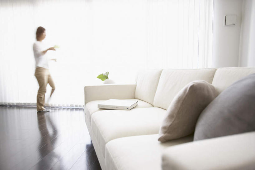 东方人,一个人,家,客厅,站,走,横图,室内,白天,侧面,植物,别墅,家具,沙发,装修,桌面,桌子,建筑,花瓶,欧式,亚洲,仅一个男性,仅一个人,服装,朦胧,模糊,装饰,木制,盆栽,房屋,屋子,公寓,盆景,豪华,注视,休闲装,黄种人,建设,现代,装潢,洋房,楼房,住宅,玻璃制品,仅一个年轻男性,衣服,绿色,黑色,自然,玻璃瓶,木制品,瓶子,室内装潢,观察,看,站着,休闲,休闲服,服饰,生长,成长,观看,明亮,察看,起居室,舒适,家居装潢,关注,房屋设计,地中海风格,古典风格,简约风格,室内设计,宽敞,样板房装潢,男人,男性,年轻男性,亚洲人,设计,步行,散步,站立,走路,彩图,全身,房子,短发,皮沙发