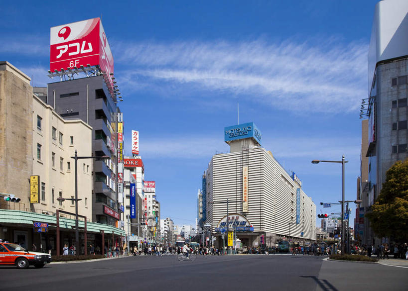 东方人,高楼大厦,站,走,横图,室外,白天,正面,度假,安全,办公楼,美景,城市风光,标志建筑,城市,大厦,道路,地标,建筑,路,路灯,摩天大楼,写字楼,公路,汽车,照明,东京,日本,亚洲,日文,标志,广告牌,文字,字符,景观,红绿灯,灯光,信号灯,交通,许多人,注视,黄种人,娱乐,标识,建设,车,灯,蓝色,蓝天,天空,楼宇,交通工具,轿车,天,观察,看,站着,一群人,享受,休闲,商务楼,景色,放松,警示,观看,照亮,察看,照明设备,关注,提示,载具,流通,东亚,交通信号灯,本州,行人信号灯,关东地方,本州岛,日本国,东京都,日语,男人,男性,年轻男性,年轻女性,女人,女性,亚洲人,步行,散步,站立,走路,彩图,全身,大楼,高层建筑,高楼,摩天楼