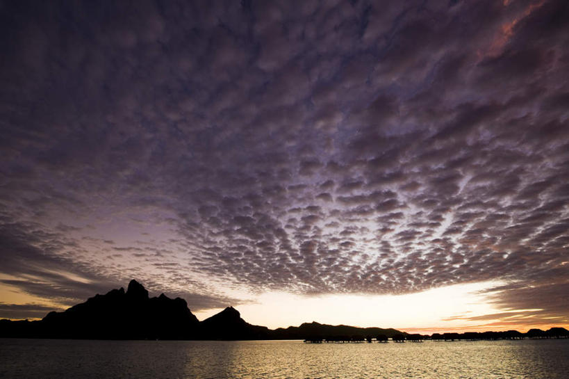 无人,横图,室外,白天,正面,旅游,度假,海浪,海洋,石头,美景,日落,山,山脉,石子,景观,浪花,山顶,山峰,晚霞,霞光,云,云朵,山峦,云彩,娱乐,蓝色,白云,蓝天,天空,自然,海水,黄昏,群山,天,享受,休闲,景色,彩霞,放松,晴朗,自然风光,海景,沉积岩,塔希提岛,法属波利尼西亚,大溪地,塔西提岛,颠峰,极峰,水成岩,大海,风浪,海,海水的波动,近岸浪,石块,岩石,涌浪,晴空,夕阳,彩图