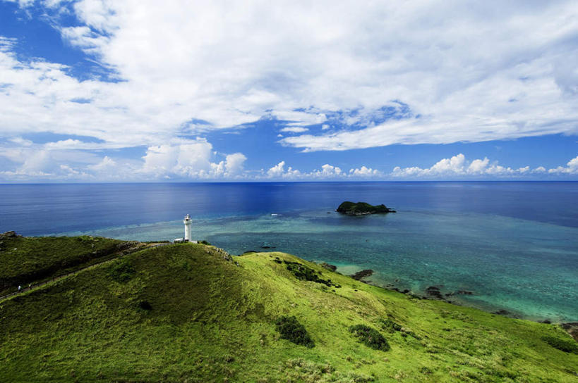 无人,横图,室外,白天,正面,旅游,度假,草地,草坪,海浪,海洋,石头,美景,山,山脉,植物,日本,亚洲,阴影,光线,石子,影子,景观,浪花,山顶,山峰,水平线,云,云朵,辽阔,灯塔,海平线,山峦,云彩,娱乐,冲绳,草,蓝色,绿色,白云,蓝天,天空,阳光,自然,海水,群山,天,享受,休闲,广阔,景色,放松,晴朗,一望无际,冲绳县,自然风光,海景,东亚,沉积岩,琉球群岛,日本国,九州地方,无边无际,一马平川,颠峰,极峰,水成岩,大海,风浪,海,海水的波动,近岸浪,石块,岩石,涌浪,晴空,彩图,水天相接,水天一线