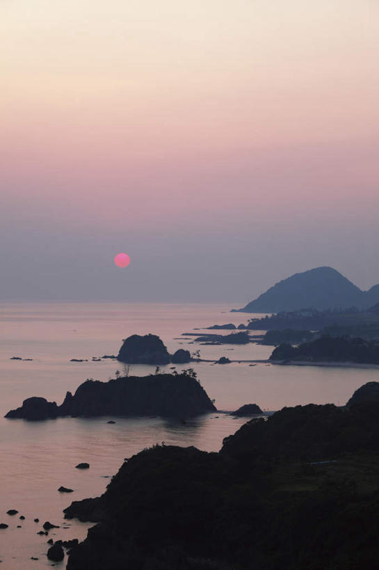 无人,竖图,俯视,室外,白天,旅游,度假,日出,海浪,海洋,石头,美景,森林,山,山脉,树林,太阳,植物,京都,日本,亚洲,石子,景观,浪花,山顶,山峰,水平线,辽阔,朝霞,晨曦,海平线,黎明,山峦,娱乐,树,树木,绿色,阳光,自然,海水,群山,享受,休闲,广阔,景色,放松,京都府,生长,成长,一望无际,自然风光,海景,东亚,沉积岩,本州,本州岛,日本国,近畿地方,近畿,无边无际,一马平川,颠峰,极峰,水成岩,大海,风浪,海,海水的波动,近岸浪,石块,岩石,涌浪,朝阳,彩图,高角度拍摄,破晓,水天相接,水天一线