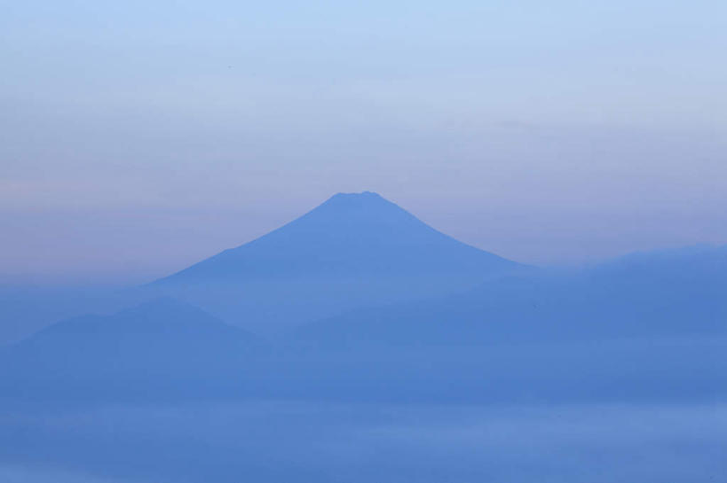 无人,横图,俯视,室外,白天,旅游,度假,火山,石头,美景,山,山脉,雾,富士山,静冈县,日本,亚洲,朦胧,模糊,石子,景观,山顶,山峰,云,云朵,山峦,云彩,娱乐,蓝色,白云,蓝天,天空,自然,群山,天,享受,休闲,景色,放松,晴朗,迷雾,自然风光,东亚,沉积岩,本州,本州岛,日本国,中部地方,静冈,山梨,山梨县,颠峰,极峰,水成岩,活火山,石块,死火山,休眠火山,岩石,大雾,晴空,彩图,高角度拍摄