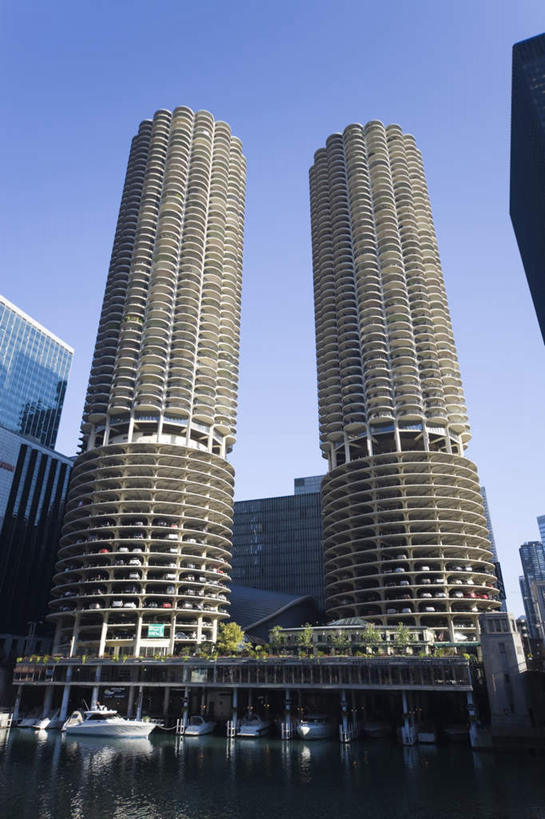 无人,高楼大厦,码头,竖图,室外,白天,仰视,度假,办公楼,海浪,海洋,美景,天际线,植物,城市风光,标志建筑,城市,大厦,地标,港口,建筑,摩天大楼,写字楼,船,美国,景观,浪花,游艇,娱乐,建设,树,树木,蓝色,绿色,蓝天,天空,自然,海水,楼宇,交通工具,天,享受,休闲,商务楼,景色,放松,生长,晴朗,成长,北美,北美洲,载具,美洲,海景,伊利诺斯州,芝加哥,万里无云,世界屠猪城,巨肩之城,劳动之城,伊利诺伊,伊利诺伊州,伊利诺州,芝加哥市,芝城,林肯之地,北亚美利加洲,亚美利加洲,大海,风浪,海,海水的波动,近岸浪,涌浪,晴空,晴空万里,彩图,低角度拍摄,摆渡口,埠头,大楼,渡口,渡头,港湾,高层建筑,高楼,海港,货运码头,口岸,摩天楼,商港