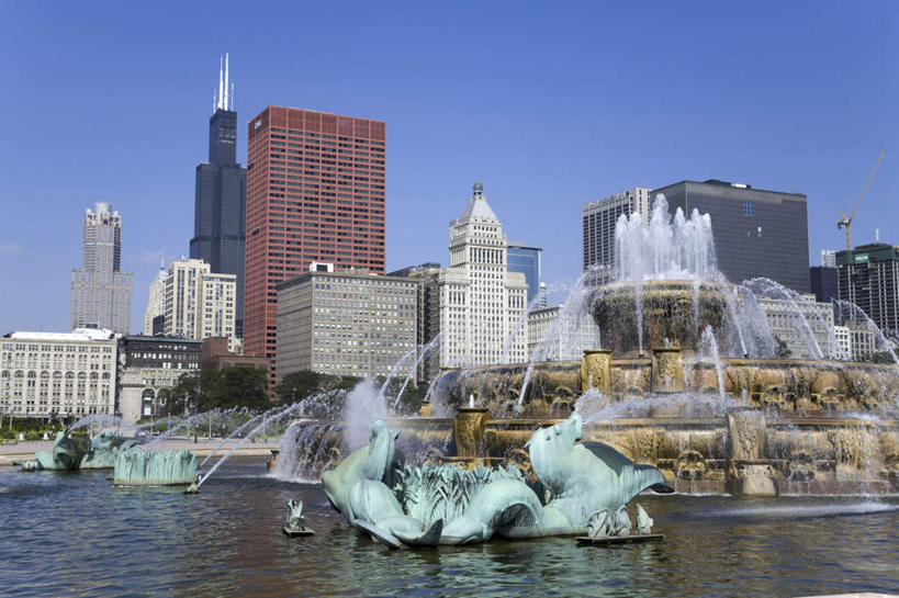 无人,公园,高楼大厦,横图,室外,白天,仰视,度假,办公楼,美景,天际线,植物,城市风光,标志建筑,城市,大厦,地标,建筑,摩天大楼,写字楼,美国,景观,娱乐,建设,树,树木,蓝色,绿色,蓝天,天空,自然,楼宇,天,享受,休闲,商务楼,景色,放松,生长,晴朗,成长,北美,北美洲,美洲,芝加哥,格兰特公园,万里无云,世界屠猪城,巨肩之城,劳动之城,伊利诺伊,伊利诺伊州,伊利诺州,白金汉喷泉,芝加哥市,芝城,林肯之地,北亚美利加洲,亚美利加洲,晴空,晴空万里,彩图,低角度拍摄,大楼,高层建筑,高楼,摩天楼