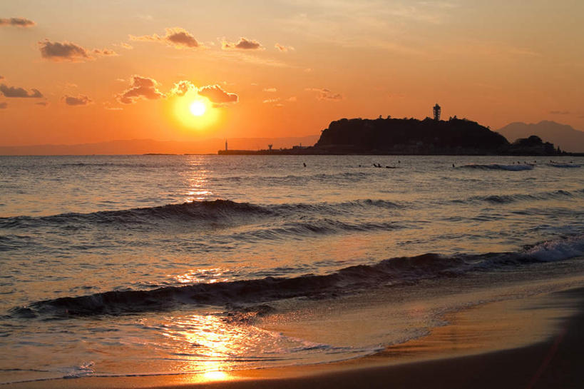 无人,横图,室外,白天,正面,旅游,度假,海浪,海洋,石头,美景,日落,沙滩,山,山脉,道路,神奈川,日本,亚洲,信息,沙子,石子,海岸,景观,浪花,山峰,水平线,晚霞,霞光,落日,辽阔,灯塔,交通,海平线,沙地,山峦,神奈川县,方向,娱乐,自然,海水,黄昏,群山,享受,休闲,广阔,景色,彩霞,放松,引导,指引,一望无际,自然风光,海景,东亚,沉积岩,本州,关东地方,本州岛,日本国,江之岛,藤泽,航标,藤泽市,无边无际,一马平川,夕照,水成岩,大海,风浪,海,海水的波动,海滩,近岸浪,石块,岩石,涌浪,夕阳,彩图,水天相接,水天一线,导航,斜阳