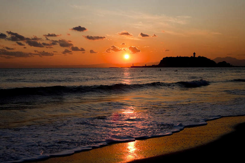 无人,横图,室外,白天,正面,旅游,度假,海浪,海洋,石头,美景,日落,沙滩,山,山脉,道路,神奈川,日本,亚洲,信息,沙子,石子,海岸,景观,浪花,山峰,水平线,晚霞,霞光,落日,辽阔,灯塔,交通,海平线,沙地,山峦,神奈川县,方向,娱乐,自然,海水,黄昏,群山,享受,休闲,广阔,景色,彩霞,放松,引导,指引,一望无际,自然风光,海景,东亚,沉积岩,本州,关东地方,本州岛,日本国,江之岛,藤泽,航标,藤泽市,无边无际,一马平川,夕照,水成岩,大海,风浪,海,海水的波动,海滩,近岸浪,石块,岩石,涌浪,夕阳,彩图,水天相接,水天一线,导航,斜阳