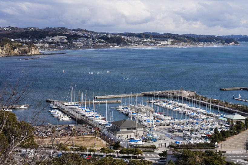 无人,码头,横图,俯视,航拍,室外,白天,旅游,度假,海浪,海洋,美景,植物,道路,港口,路,公路,船,神奈川,日本,亚洲,一排,停靠,整齐,景观,浪花,云,云朵,游艇,交通,神奈川县,云彩,娱乐,树,树木,排列,蓝色,绿色,白云,蓝天,天空,自然,海水,交通工具,天,享受,休闲,景色,放松,生长,晴朗,成长,鸟瞰,队列,自然风光,载具,海景,东亚,本州,关东地方,本州岛,日本国,大海,风浪,海,海水的波动,近岸浪,涌浪,晴空,马路,彩图,高角度拍摄,摆渡口,埠头,渡口,渡头,港湾,海港,货运码头,口岸,商港