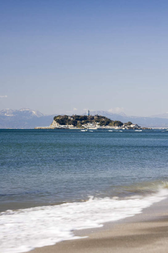 无人,竖图,室外,白天,正面,旅游,度假,岛屿,海浪,海洋,石头,美景,沙滩,山,山脉,植物,神奈川,日本,亚洲,沙子,石子,海岸,景观,浪花,山顶,山峰,水平线,辽阔,海平线,沙地,山峦,神奈川县,娱乐,树,树木,蓝色,绿色,蓝天,天空,自然,海水,群山,天,享受,休闲,广阔,景色,放松,生长,晴朗,成长,一望无际,自然风光,海景,东亚,沉积岩,本州,万里无云,关东地方,本州岛,日本国,江之岛,藤泽,藤泽市,无边无际,一马平川,颠峰,极峰,水成岩,大海,风浪,海,海水的波动,海滩,近岸浪,列岛,群岛,石块,岩石,涌浪,诸岛,晴空,晴空万里,彩图,水天相接,水天一线