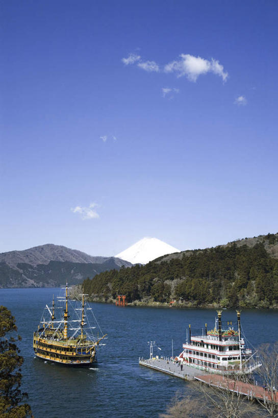 无人,竖图,俯视,室外,白天,旅游,度假,湖,湖泊,火山,石头,美景,山,山脉,水,轮船,船,富士山,静冈县,日本,亚洲,石子,湖面,景观,山顶,山峰,水流,水面,云,云朵,山峦,云彩,娱乐,蓝色,白云,蓝天,天空,自然,交通工具,湖水,群山,天,享受,休闲,景色,放松,晴朗,自然风光,载具,东亚,沉积岩,本州,本州岛,日本国,中部地方,静冈,山梨,山梨县,颠峰,极峰,水成岩,活火山,石块,死火山,休眠火山,岩石,晴空,彩图,高角度拍摄