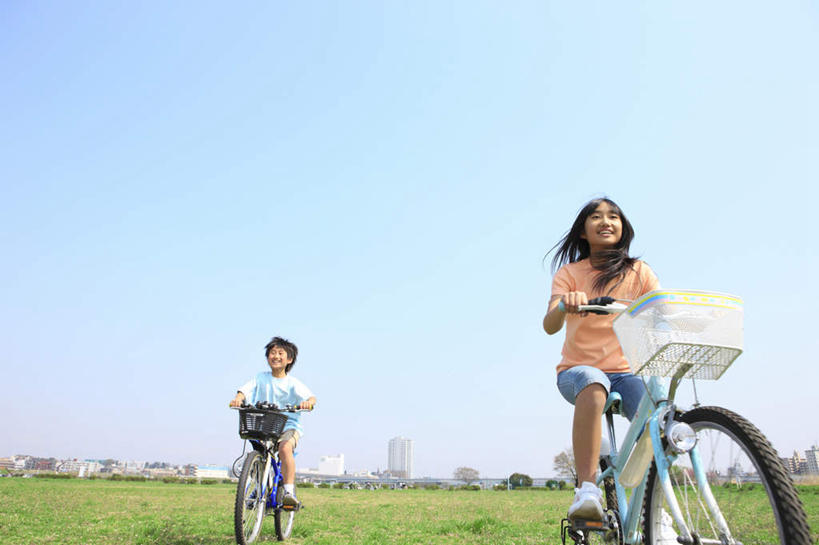 东方人,儿童,两个人,伙伴,朋友,坐,横图,室外,白天,仰视,友谊,纯洁,草地,草坪,植物,自行车,亚洲,服装,云,云朵,云彩,注视,休闲装,黄种人,车,脚踏车,草,小孩,衣服,蓝色,绿色,白云,蓝天,天空,交通工具,天,观察,看,骑车,休闲,休闲服,可爱,童年,童趣,服饰,晴朗,观看,察看,关注,载具,童真,烂漫,无邪,天真,友情,男孩,男人,男性,女孩,女人,女性,亚洲人,晴空,坐着,彩图,低角度拍摄,全身,男生,女生