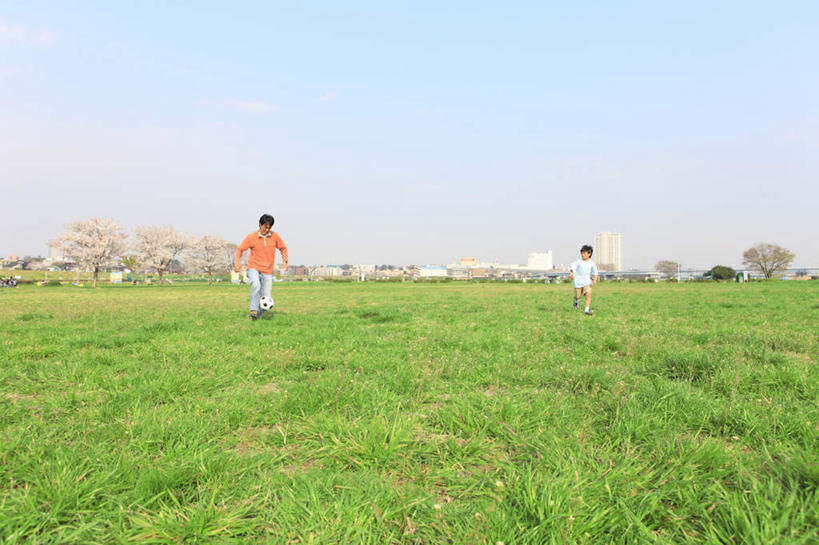 东方人,儿童,两个人,家庭,父亲,儿子,站,横图,室外,白天,正面,锻炼,纯洁,运动,足球,草地,草坪,植物,亚洲,服装,云,云朵,足球装备,云彩,注视,休闲装,黄种人,运动器械,草,小孩,衣服,蓝色,绿色,白云,蓝天,天空,天,观察,看,站着,休闲,温暖,温馨,父子,一家人,休闲服,健身器械,父爱,可爱,童年,童趣,服饰,晴朗,观看,和睦,察看,关注,健身器材,童真,烂漫,无邪,蹴鞠,体育,天真,足球运动,男孩,男人,男性,年轻男性,亚洲人,孩子,年轻人,晴空,站立,彩图,全身,健身,融洽,运动器材,男生