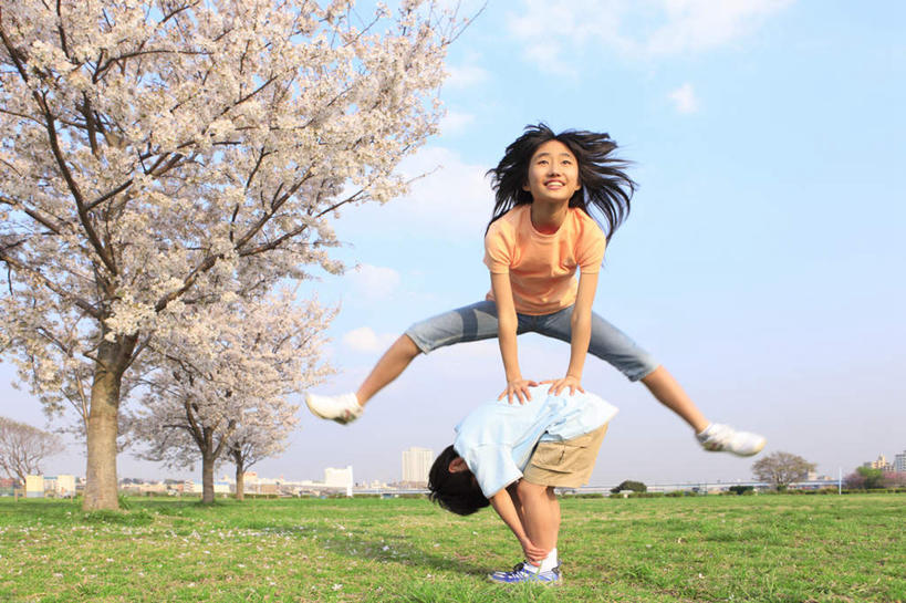 东方人,儿童,两个人,站,跳,横图,室外,白天,正面,锻炼,游戏,幸福,纯洁,运动,草地,草坪,植物,樱花,亚洲,撑,弯腰,阴影,服装,盛开,光线,影子,玩,花蕾,注视,休闲装,黄种人,娱乐,草,花,花瓣,花朵,鲜花,树,树木,小孩,衣服,粉色,绿色,阳光,自然,花苞,花蕊,观察,看,站着,休闲,休闲服,跳山羊,可爱,童年,童趣,服饰,生长,成长,观看,等待,活动,察看,撑着,生命,发泄,关注,消遣,智力,童真,烂漫,无邪,跳马,宣泄,弯身,仙樱花,福岛樱,青肤樱,高尚,跳背,热烈,体育,天真,男孩,男人,男性,女孩,女人,女性,亚洲人,荆桃,跳跃,玩耍,嬉戏,站立,彩图,全身,健身,男生,女生