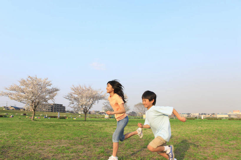 东方人,儿童,两个人,跑,横图,室外,白天,侧面,锻炼,幸福,纯洁,运动,草地,草坪,植物,樱花,亚洲,阴影,服装,盛开,光线,影子,花蕾,注视,休闲装,黄种人,草,花,花瓣,花朵,鲜花,树,树木,小孩,衣服,粉色,绿色,阳光,自然,花苞,花蕊,观察,看,休闲,休闲服,可爱,童年,童趣,服饰,生长,成长,观看,等待,察看,生命,关注,童真,烂漫,无邪,仙樱花,福岛樱,青肤樱,高尚,热烈,体育,天真,男孩,男人,男性,女孩,女人,女性,亚洲人,荆桃,跑步,彩图,全身,健身,男生,女生