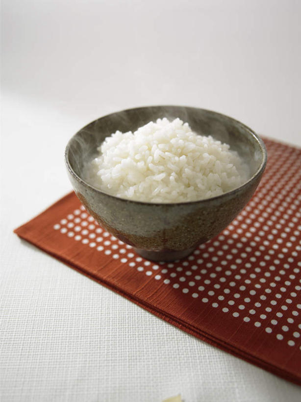 米饭,无人,竖图,俯视,室内,特写,白天,白色背景,桌面,桌子,一堆,堆叠,堆积,花纹,木制,布,图案,陶瓷,谷类,谷物,陶瓷制品,饭,米,布纹,大米,一个,木制品,容器,碗,摄影,影棚,单个,储藏,堆,布匹,五谷,储存,彩图,高角度拍摄,影棚拍摄,拍摄,贮存