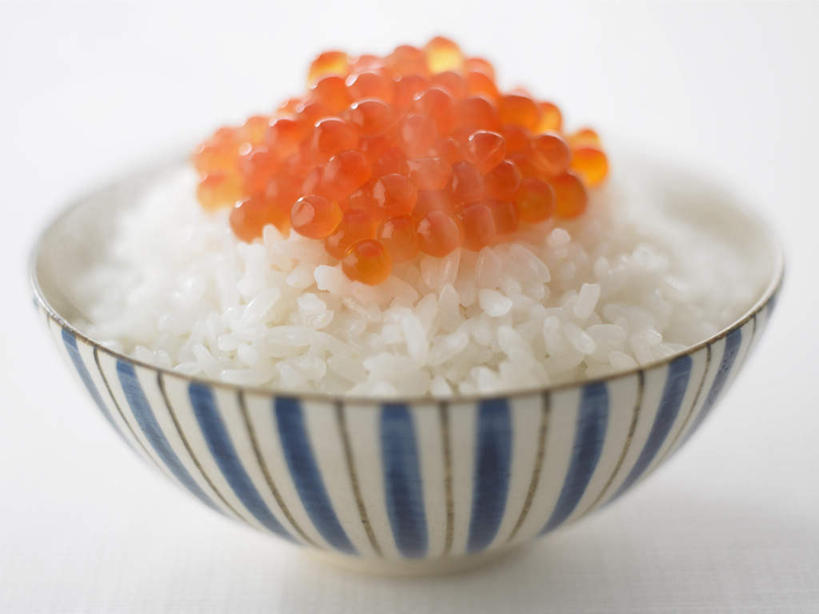 米饭,无人,横图,俯视,室内,特写,白天,白色背景,烹饪,桌面,桌子,一堆,堆叠,堆积,木制,陶瓷,谷类,谷物,鱼卵,日本料理,料理,食品,陶瓷制品,饭,米,鱼籽,大米,菜肴,美食,食物,一个,木制品,容器,碗,日式料理,日式,摄影,佳肴,影棚,单个,储藏,堆,五谷,储存,彩图,高角度拍摄,影棚拍摄,拍摄,贮存