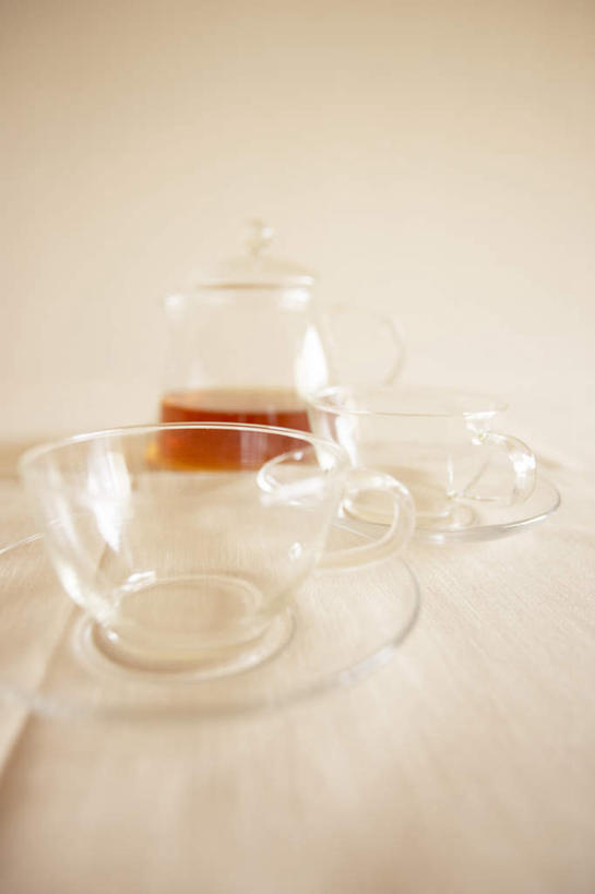 无人,竖图,俯视,室内,特写,白天,白色背景,幸福,茶,桌面,桌子,杯子,餐具,木制,碟子,盘,茶叶,两杯,娱乐,玻璃制品,盘子,木制品,水杯,碟,享受,休闲,温馨,放松,乐趣,摄影,影棚,提神,舒适,醒脑,玻璃杯,彩图,高角度拍摄,影棚拍摄,拍摄