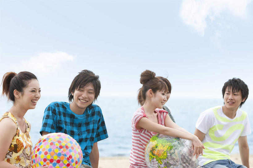 东方人,四个人,家庭,夫妻,坐,抱,横图,彩色,室外,白天,正面,爱情,旅游,度假,海浪,海洋,沙滩,亚洲,服装,格子,沙子,海岸,浪花,水平线,云,云朵,辽阔,海平线,沙地,浪漫,云彩,注视,休闲装,黄种人,娱乐,球,两个,衣服,蓝色,黑色,白云,蓝天,天空,海水,天,观察,看,享受,休闲,广阔,球体,温暖,温馨,一家人,休闲服,恩爱,放松,恋人,服饰,晴朗,抱着,观看,一望无际,和睦,察看,搂着,关注,海景,无边无际,一马平川,男人,男性,年轻男性,年轻女性,女人,女性,亚洲人,年轻人,长发,夫妇,情侣,大海,风浪,海,海水的波动,海滩,近岸浪,涌浪,晴空,搂,搂抱,坐着,半身,彩图,伴侣,融洽,水天相接,水天一线