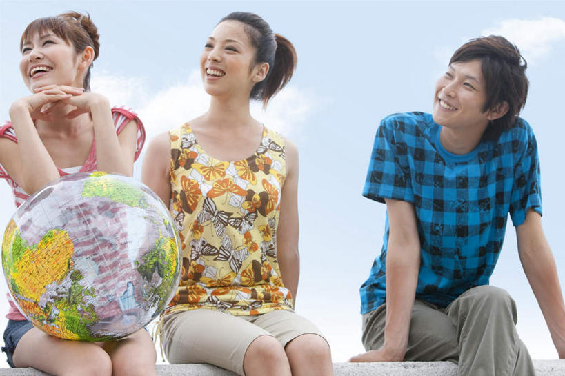 东方人,三个人,家庭,夫妻,坐,抱,横图,彩色,室外,白天,正面,爱情,旅游,度假,亚洲,服装,格子,浪漫,云彩,注视,休闲装,黄种人,娱乐,球,两个,衣服,蓝色,黑色,白云,蓝天,天空,天,观察,看,享受,休闲,球体,温暖,温馨,一家人,休闲服,恩爱,放松,恋人,服饰,抱着,观看,和睦,察看,搂着,关注,男人,男性,年轻男性,年轻女性,女人,女性,亚洲人,年轻人,长发,夫妇,情侣,搂,搂抱,坐着,半身,彩图,伴侣,融洽