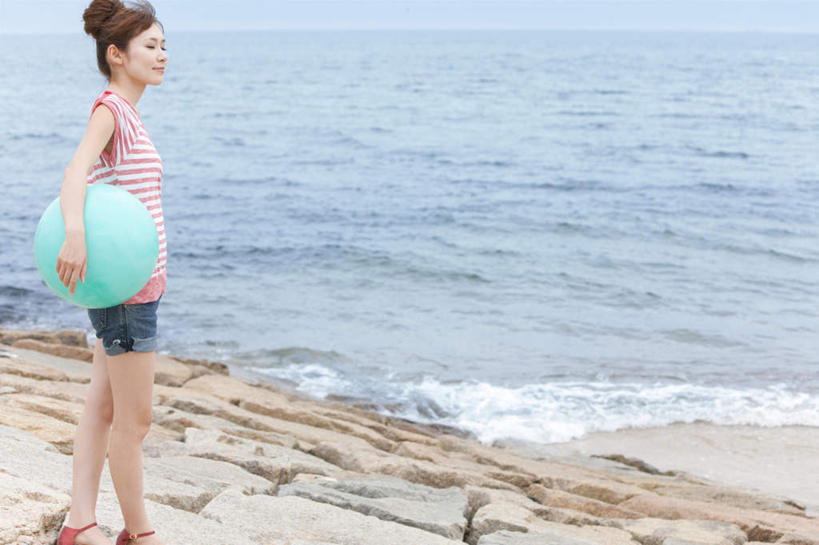 东方人,一个人,站,抱,横图,室外,白天,正面,旅游,度假,海浪,海洋,美景,沙滩,亚洲,仅一个年轻女性,仅一个女性,仅一个人,服装,沙子,海岸,景观,浪花,水平线,辽阔,海平线,沙地,注视,休闲装,黄种人,娱乐,球,一个,衣服,蓝色,黑色,自然,海水,观察,看,站着,享受,休闲,广阔,球体,休闲服,景色,放松,服饰,单个,抱着,观看,一望无际,察看,搂着,关注,自然风光,海景,无边无际,一马平川,年轻女性,女人,女性,亚洲人,长发,大海,风浪,海,海水的波动,海滩,近岸浪,涌浪,搂,搂抱,站立,彩图,全身,水天相接,水天一线