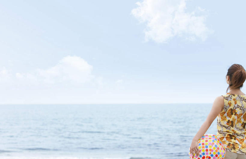 东方人,一个人,坐,抱,横图,彩色,室外,白天,旅游,度假,海浪,海洋,美景,沙滩,亚洲,仅一个年轻女性,仅一个女性,仅一个人,服装,沙子,海岸,景观,浪花,水平线,辽阔,海平线,沙地,休闲装,黄种人,娱乐,球,一个,背面,衣服,黑色,自然,海水,享受,休闲,广阔,球体,休闲服,景色,放松,服饰,单个,抱着,一望无际,搂着,自然风光,海景,无边无际,一马平川,年轻女性,女人,女性,亚洲人,长发,大海,风浪,海,海水的波动,海滩,近岸浪,涌浪,搂,搂抱,坐着,半身,彩图,水天相接,水天一线