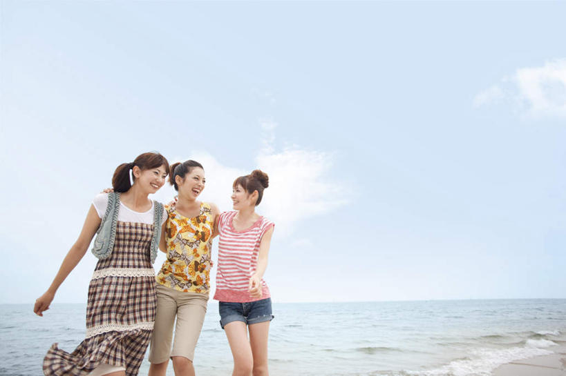 东方人,三个人,伙伴,朋友,站,横图,室外,白天,正面,旅游,度假,友谊,海浪,海洋,美景,沙滩,亚洲,服装,沙子,海岸,景观,浪花,水平线,辽阔,海平线,沙地,注视,休闲装,黄种人,娱乐,衣服,黑色,自然,海水,观察,看,站着,享受,休闲,广阔,休闲服,景色,放松,服饰,观看,一望无际,察看,关注,自然风光,海景,无边无际,一马平川,友情,年轻女性,女人,女性,亚洲人,长发,大海,风浪,海,海水的波动,海滩,近岸浪,涌浪,站立,半身,彩图,水天相接,水天一线