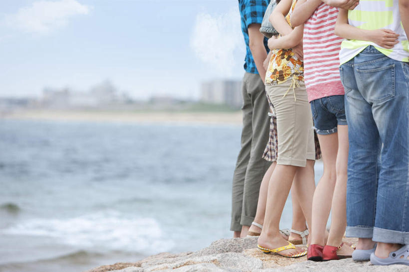 东方人,四个人,伙伴,朋友,站,抱,横图,室外,白天,侧面,旅游,度假,友谊,海浪,海洋,亚洲,条纹,服装,浪花,云,云朵,云彩,注视,休闲装,黄种人,娱乐,衣服,蓝色,白云,蓝天,天空,海水,天,观察,看,站着,享受,休闲,休闲服,放松,服饰,晴朗,抱着,观看,察看,搂着,关注,海景,友情,男人,男性,年轻男性,年轻女性,女人,女性,亚洲人,大海,风浪,海,海水的波动,近岸浪,涌浪,晴空,搂,搂抱,站立,半身,彩图