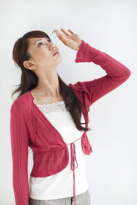 东方人,一个人,站,竖图,室内,白天,白色背景,正面,亚洲,仅一个年轻女性,仅一个女性,仅一个人,服装,药剂,棕色,拿,拿着,注视,休闲装,黄种人,衣服,红色,观察,看,站着,休闲,休闲服,治疗,保健,摄影,服饰,影棚,观看,药物,察看,医疗,关注,预防,眼药水,年轻女性,女人,女性,亚洲人,长发,站立,半身,彩图,影棚拍摄,拍摄