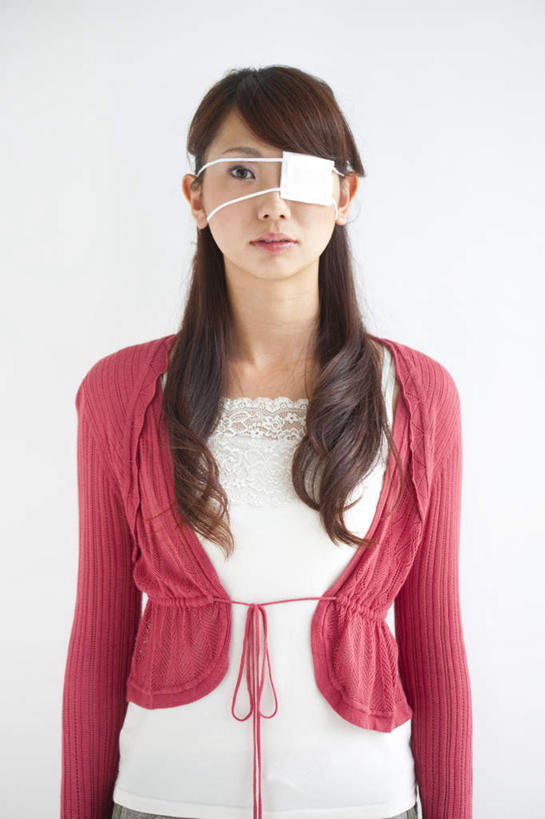 东方人,一个人,站,竖图,室内,白天,白色背景,正面,亚洲,仅一个年轻女性,仅一个女性,仅一个人,服装,纱布,棕色,注视,休闲装,黄种人,衣服,红色,白色,观察,看,站着,休闲,休闲服,眼罩,治疗,摄影,服饰,影棚,观看,固定,察看,医疗,伤口,包扎,关注,受伤,止血,年轻女性,女人,女性,亚洲人,长发,绷带,站立,半身,彩图,影棚拍摄,拍摄